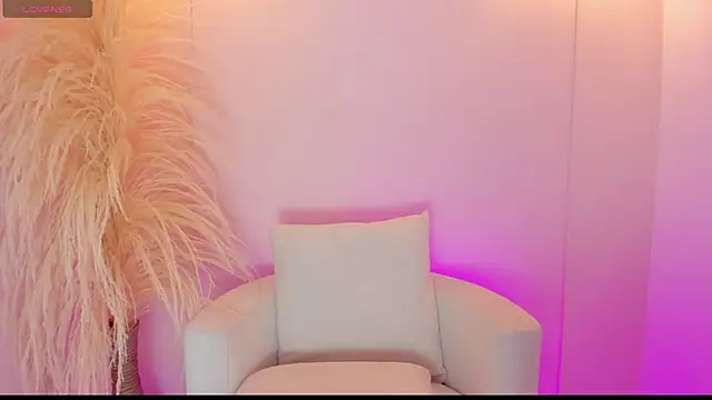 thaliafox  online show from September 18, 8:40 pm