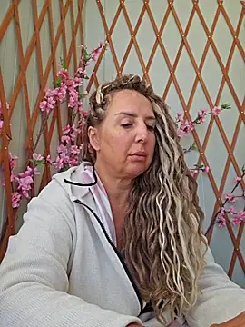 Snapshot of MariaRichi_ chatting on October 6, 8:31 am MariaRichi  online show from October 6, 8:31 am