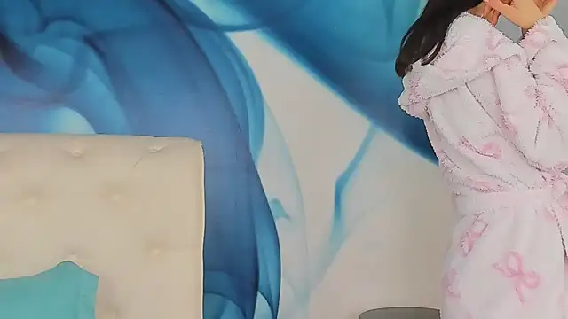 SkinnyDolly online show from February 4, 10:35 pm