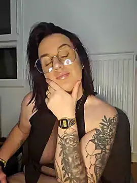 Lindsay 00off online show from February 16, 6:30 pm