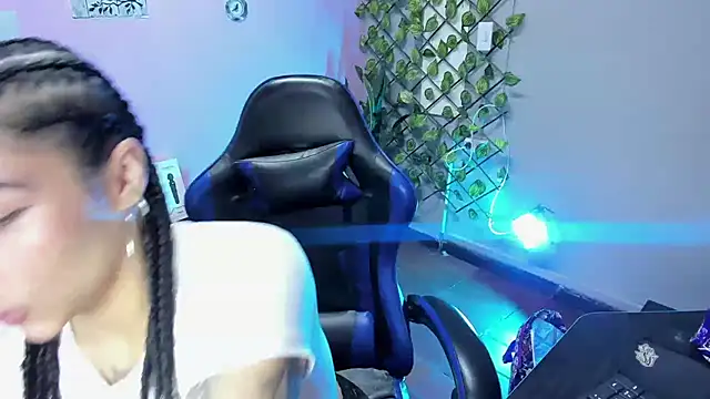 ChloeeTompson  online show from December 2, 8:55 pm