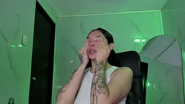 ChloeeTompson  online show from December 23, 3:10 am