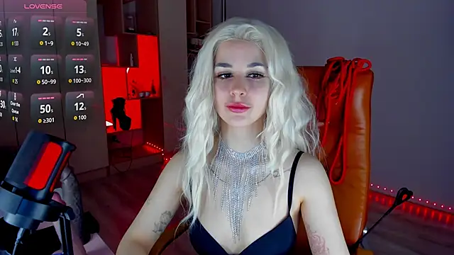 mollyposhh online show from December 15, 8:36 pm