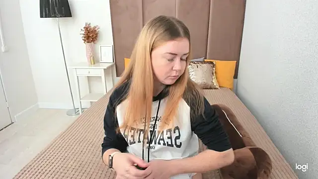 BettyBloom69 online show from October 7, 5:01 am