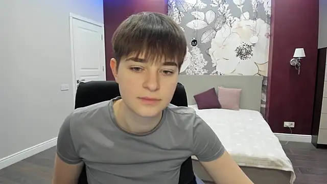 EmiliaYours online show from December 19, 3:37 pm