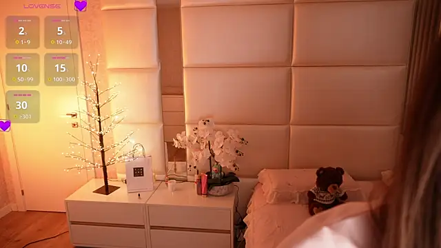 Lilly Colins online show from December 5, 8:54 pm