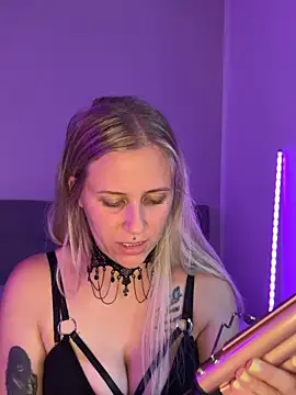 lunawolf21 online show from September 27, 8:54 am