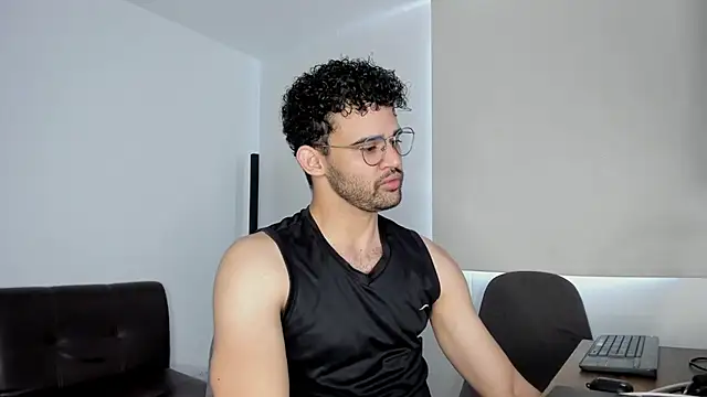 Snapshot of andrewChris_ chatting on October 24, 3:30 pm andrewChris  online show from October 24, 3:30 pm