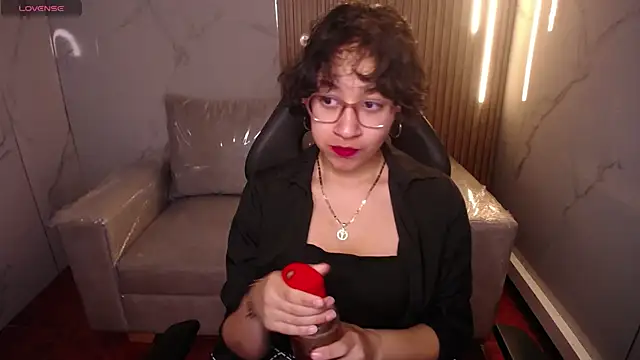 Lili Gomez  online show from November 21, 1:46 pm