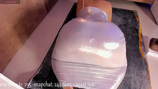 victoriaroyce1 online show from December 18, 1:16 pm