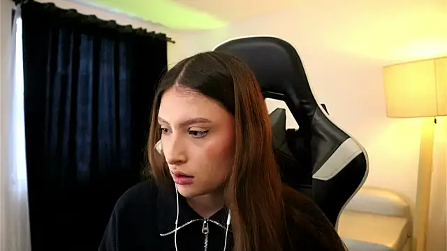 Daisha Riley online show from September 12, 2:02 pm