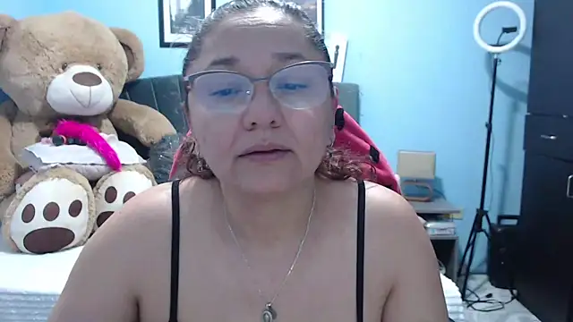 Snapshot of AngelRouss chatting on October 25, 10:05 pm AngelRouss online show from October 25, 10:05 pm