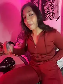 lauuraww online show from November 4, 5:01 am