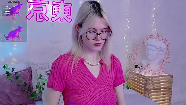 NellieLoyns online show from November 18, 5:25 pm