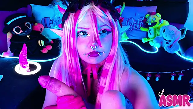 LaytonBox online show from October 24, 6:04 pm