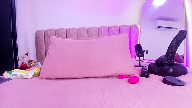 Auroraa miller online show from December 16, 12:11 pm