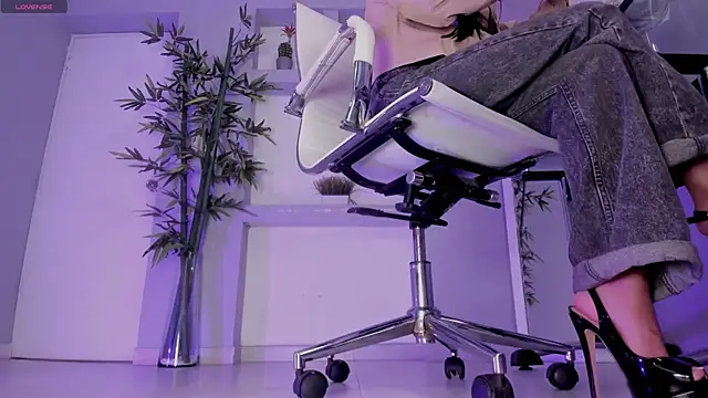 hannah howeell   online show from September 19, 9:52 am