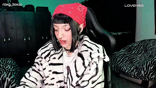 roxy toxic online show from November 8, 3:33 am