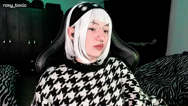 roxy toxic online show from November 19, 2:00 am