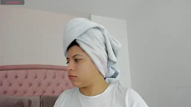 Kendall  Fox online show from October 18, 6:05 am