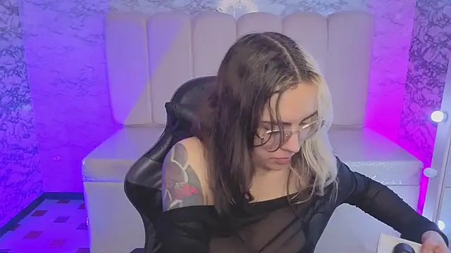 Hela v online show from November 20, 8:10 pm