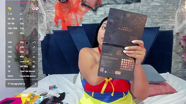 Sophia Brunett online show from October 18, 12:30 pm