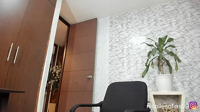 nicollesofia2 online show from February 6, 12:36 am