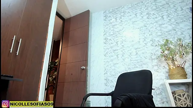 nicollesofia2 online show from December 4, 12:35 am