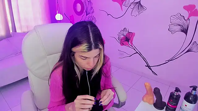 Isabela Fiorelli online show from November 18, 1:01 pm