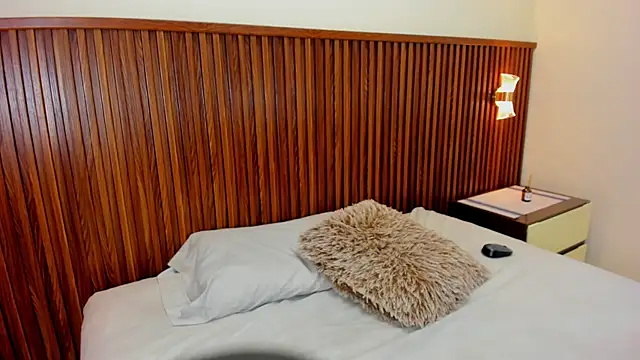 MELINAMARTINS online show from September 30, 7:30 pm