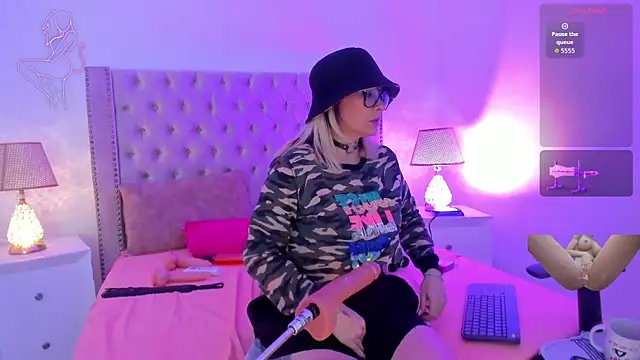 Snapshot of CandieGilson__ chatting on October 18, 2:31 pm CandieGilson   online show from October 18, 2:31 pm