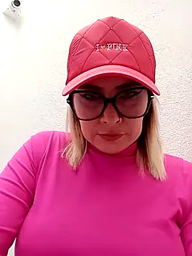 Snapshot of CandieGilson__ chatting on October 12, 12:07 pm CandieGilson   online show from October 12, 12:07 pm