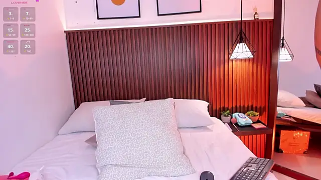 julietaevanns online show from February 3, 2:53 am