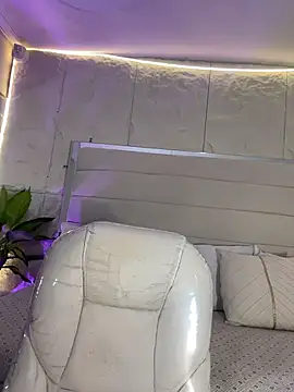 MelanieHillss online show from February 17, 8:30 pm