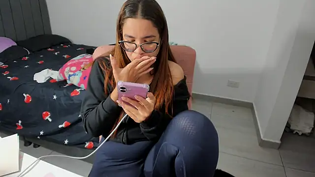 Greciaruiz  online show from November 11, 2:40 am