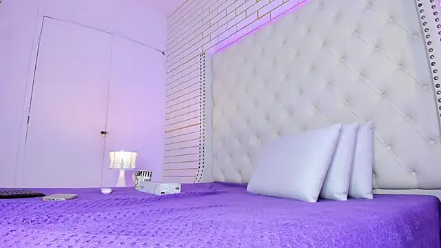 Emilly wilson  online show from October 23, 1:39 pm