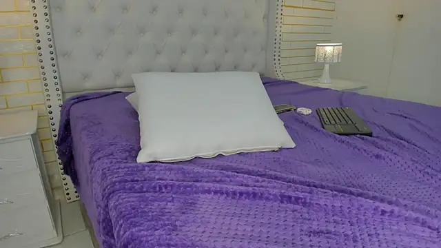 Emilly wilson  online show from November 7, 1:06 pm