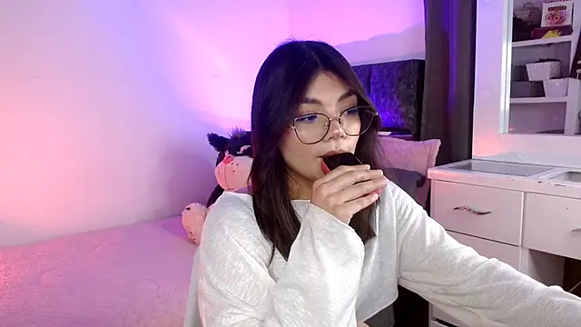 Snapshot of _Camilaaa_ chatting on October 25, 6:43 am  Camilaaa  online show from October 25, 6:43 am