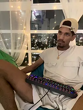 Snapshot of Miguel_bigcock chatting on October 28, 11:31 pm Miguel bigcock online show from October 28, 11:31 pm