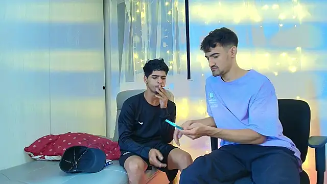 Snapshot of Miguel_bigcock chatting on December 15, 11:10 pm Miguel bigcock online show from December 15, 11:10 pm