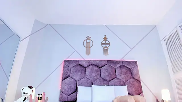 aurora collinss  online show from January 13, 12:53 pm