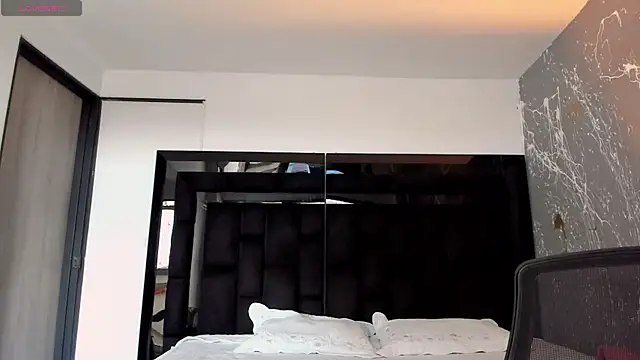 NaomiFrost online show from October 6, 1:06 pm