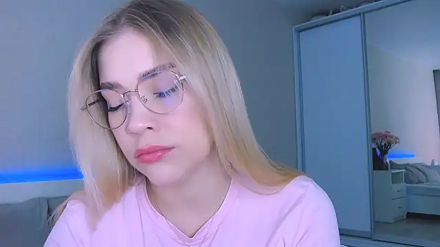 Snapshot of DIANAxxxDIAMOND chatting on October 11, 8:19 am DIANAxxxDIAMOND online show from October 11, 8:19 am