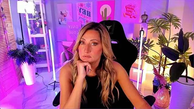 SarahAlluring online show from September 18, 12:58 pm