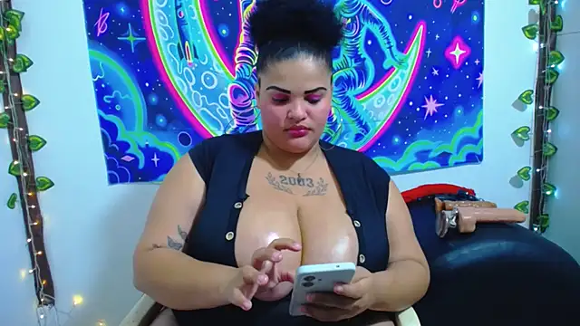 latina bigboos25 online show from December 14, 4:18 am