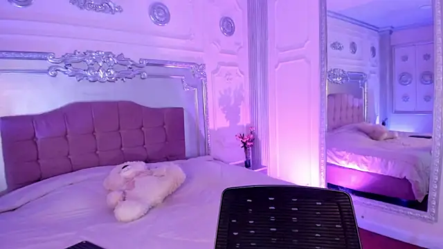 KatianPierce online show from October 6, 7:40 pm