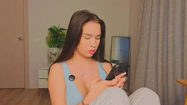 EmiliaDroll online show from December 5, 6:35 am