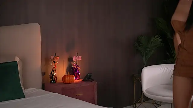 ChloeDevine online show from October 30, 9:33 am