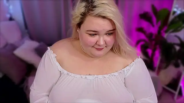 Snapshot of Ellabigbaby chatting on October 19, 6:37 am Ellabigbaby online show from October 19, 6:37 am