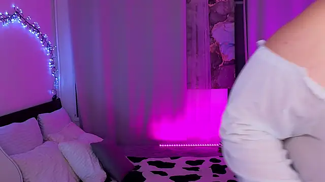 Snapshot of Ellabigbaby chatting on September 9, 2:06 pm Ellabigbaby online show from September 9, 2:06 pm